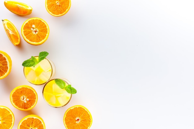 Erfrischender Orangensaft mit Eiswürfeln