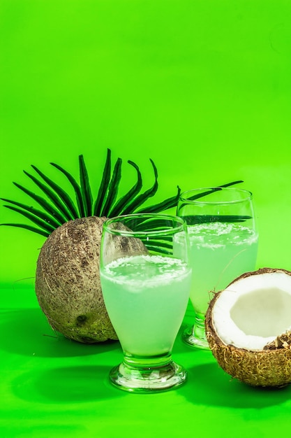Erfrischender Sommer Coconut Martini Alkoholfreier Margarita-Cocktail trendiger harter heller dunkler Schatten