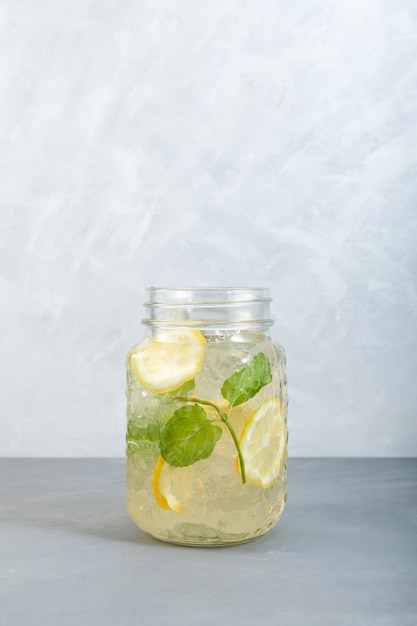 Erfrischender Sommercocktail im Glas Energy Drink mit Zitronenhonig und Minze Hausgemachte Limonade