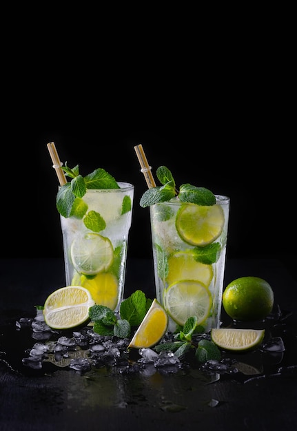 Erfrischender sommerlicher alkoholischer Cocktail-Mojito mit eiskalter Minze und Limetten-Kopienraum