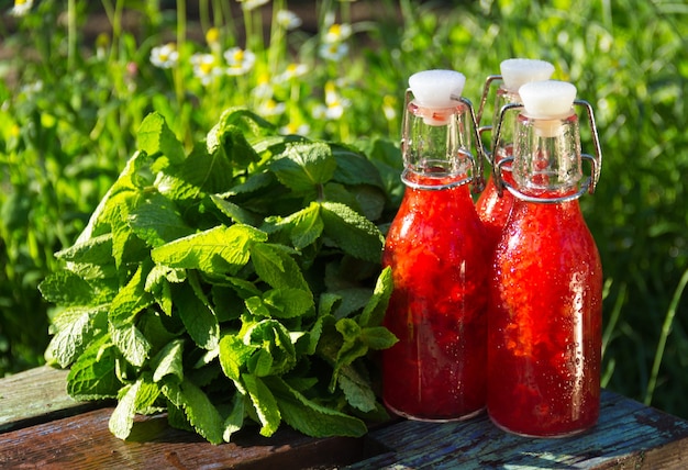 Erfrischender sommerlicher Erdbeerdrink im Garten