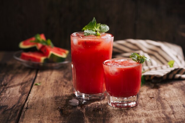 Erfrischender Sommerwassermelonensaft in Gläsern mit Wassermelonenscheiben