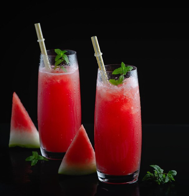 Erfrischender Sommerwassermelonensaft in Gläsern mit Wassermelonenscheiben