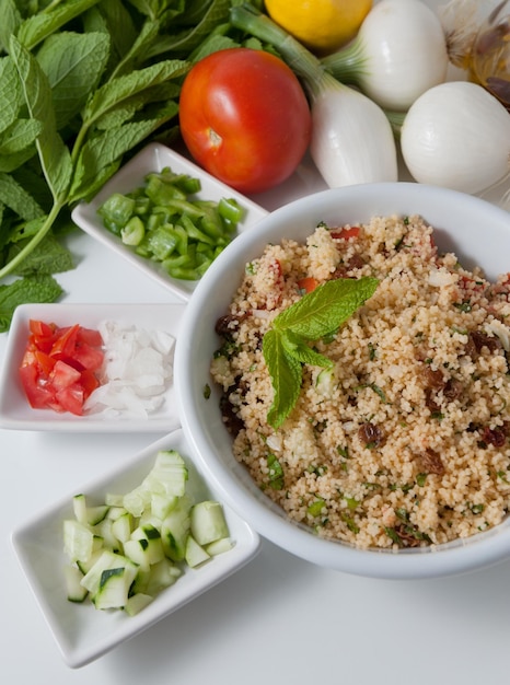 Erfrischender Tabouleh-Salat und Zutaten