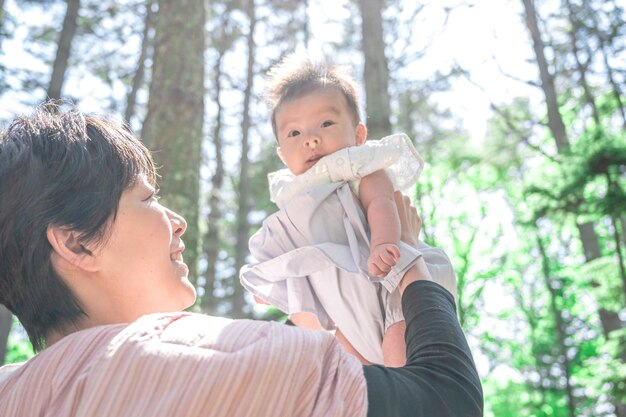 Erfrischender Wald, Baby und Mama