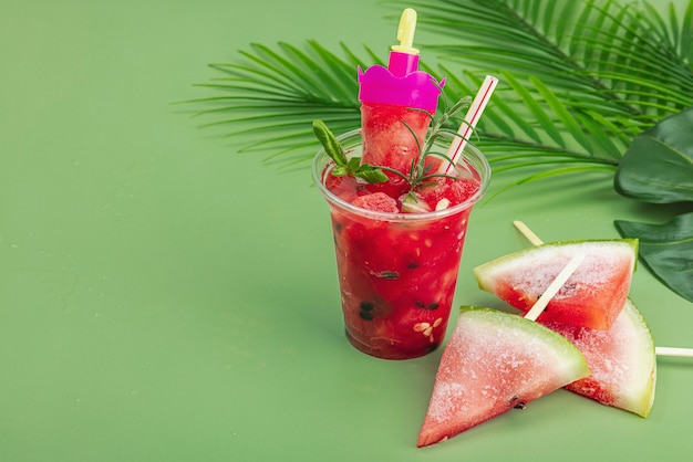 Erfrischender Wassermelonencocktail, traditionelles Sommergetränk, trendiger Savannah-grüner Hintergrund