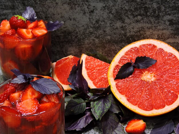 Erfrischendes Detox-Getränk zur Gewichtsreduktion mit Erdbeeren, Grapefruit und blauem Basilikum.