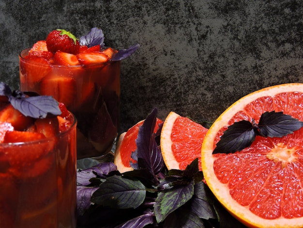 Erfrischendes Detox-Getränk zur Gewichtsreduktion mit Erdbeeren, Grapefruit und blauem Basilikum.