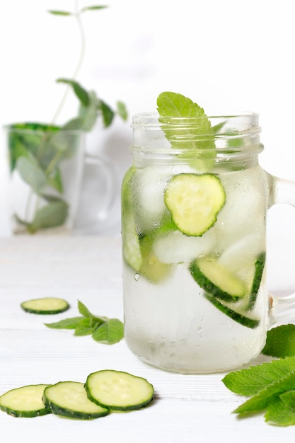 Erfrischendes Detox-Gurken-Minzwasser Hausgemachte natürliche Limonade für eine gesunde Ernährung und Gewichtsabnahme