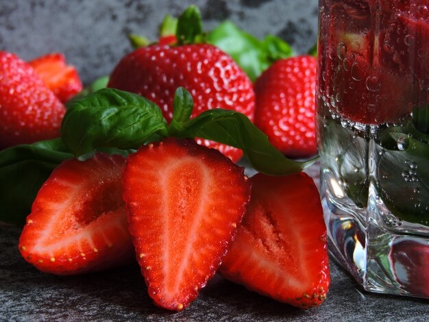 Foto erfrischendes entgiftungsgetränk mit erdbeeren und basilikum.