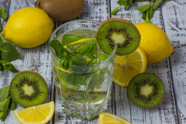 Erfrischendes Getränk in einem Glas mit Strohhalm