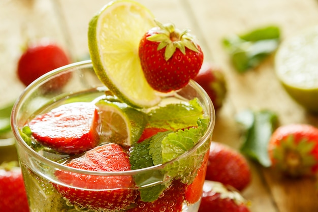 Erfrischendes Getränk mit Erdbeere, Limette und Minze