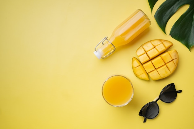 erfrischendes Glas tropischer Mangosaft, auf Gelb