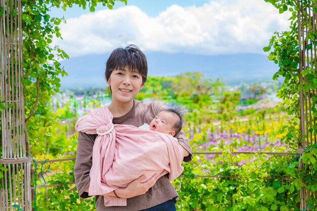 Erfrischendes grünes Baby und Mutter