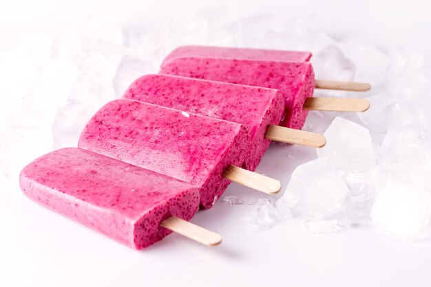 Erfrischendes hausgemachtes Beeren-Eis am Stiel mit Eiswürfel Gesunde Ernährung Sommerdessert