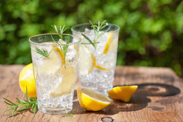 Erfrischendes Limonadengetränk mit Rosmarin in Gläsern