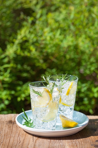 Erfrischendes Limonadengetränk mit Rosmarin in Gläsern