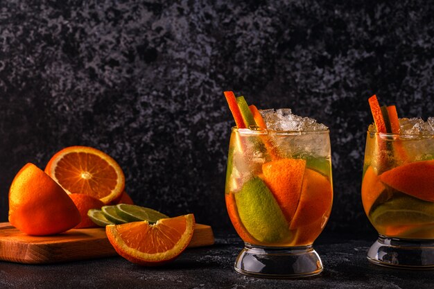 Erfrischendes Sommercocktail-Entgiftungsfruchtwasser