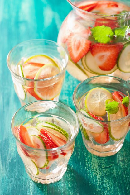 Erfrischendes Sommergetränk mit Erdbeer-Gurken-Limette in Glas und Gläsern