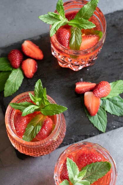 Foto erfrischendes sommergetränk mit erdbeeren und minze