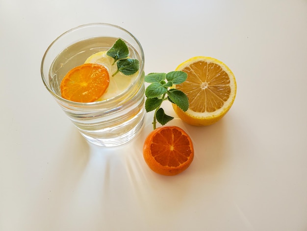 Erfrischendes Trinkwasser mit Zitrone, Orange und Minze