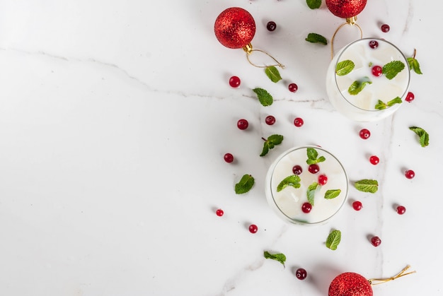 Erfrischungsgetränk der Herbst- und Winterzeit Mojito-Cocktail der weißen Weihnacht mit Moosbeere und Minze auf weißer Tabelle