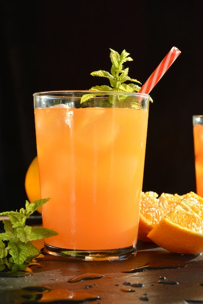 Erfrischungsgetränk Orange und Minze mit etwas Wodka