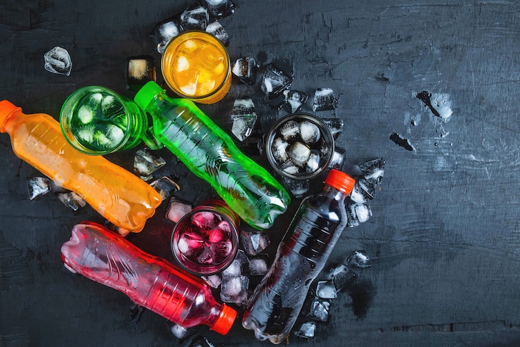 Foto erfrischungsgetränk und ein glas erfrischungsgetränke auf dem eis und erfrischend