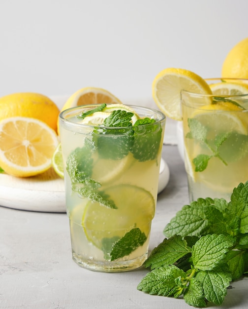 Erfrischungsgetränklimonade mit Zitronen, Minze, Kalk in einem Glas