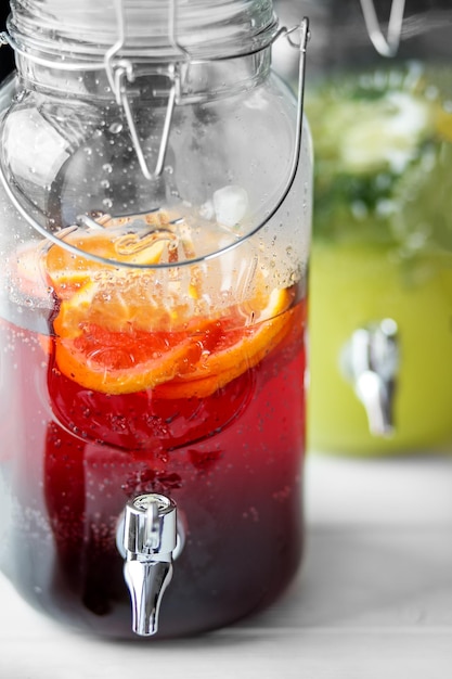 Erfrischungslimonade mit Limette, Zitrone, Orange und Granatapfel Konzept der Getränke Sommerbar Rest gesunde Ernährung