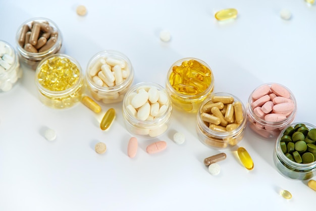 Ergänzungen und Vitamine auf weißem Hintergrund Selektiver Fokus Medizin
