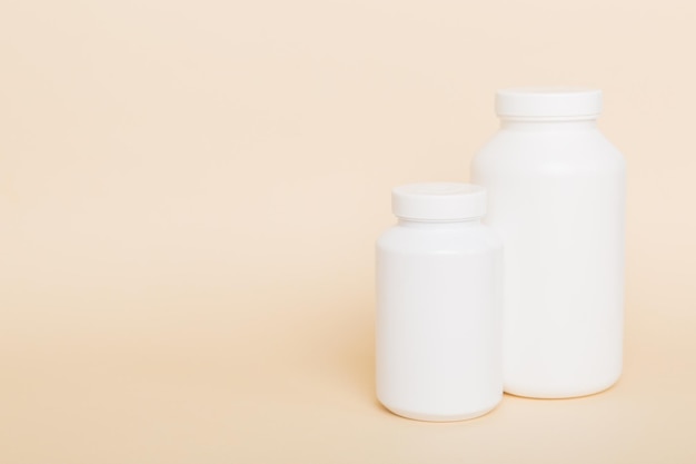 Ergänzungspillen mit Medikamentenflasche Gesundheitswesen und medizinische Draufsicht Vitamintabletten Draufsicht Mockup-Flasche für Pillen und Vitamine mit grünen Blättern natürlicher organischer Bio-Ergänzungskopierraum