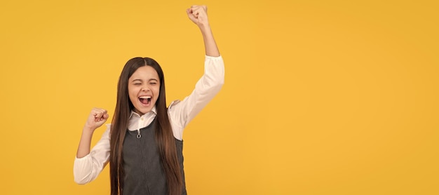 Erhaltener Erfolg Erfolgreiches Mädchen feiern Erfolg Schulbildung Kind Gesicht horizontal Poster Teenager-Mädchen isoliert Portrait Banner mit Textfreiraum