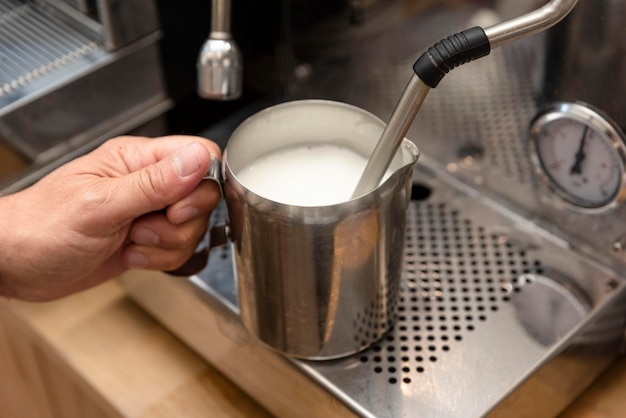 Erhitzen der Milch in einer Kaffeemaschine