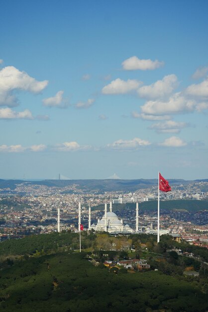 Erhöhte Ansicht der Camlica-Moschee in Istanbul