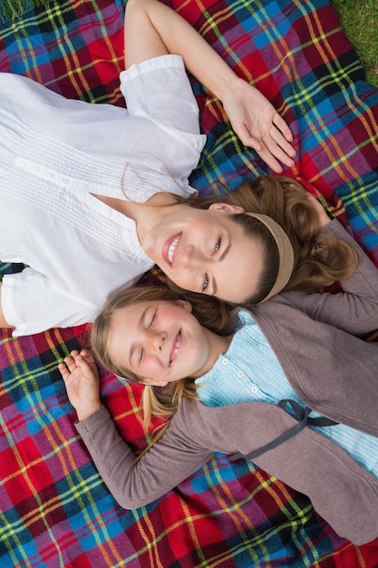 Erhöhte Ansicht der Mutter und der Tochter, die am Park liegen