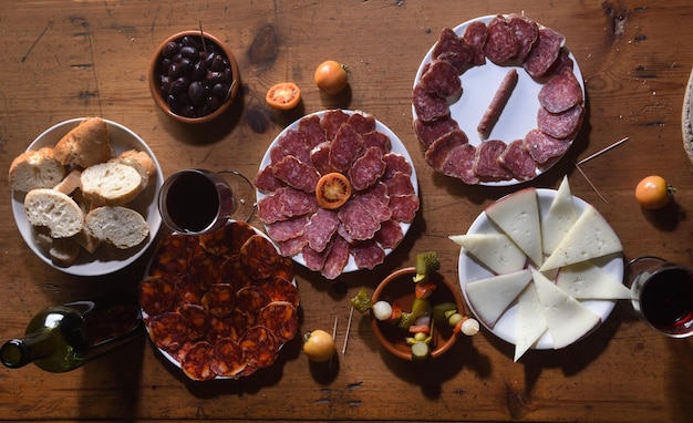 Erhöhte Ansicht der Platte mit Tapas auf Holztisch