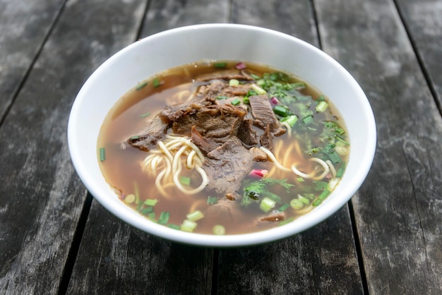 Erhöhte Ansicht der Suppe in der Schüssel