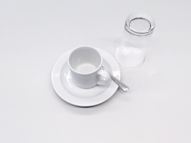 Erhöhte Ansicht der Teetasse auf dem Tisch vor weißem Hintergrund