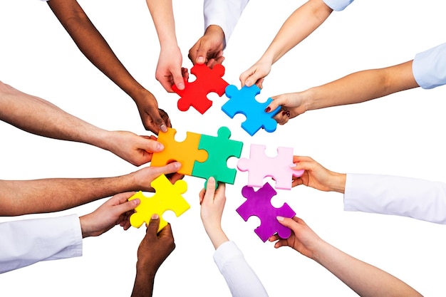 Erhöhte Ansicht des Ärzteteams beim Lösen eines Puzzles