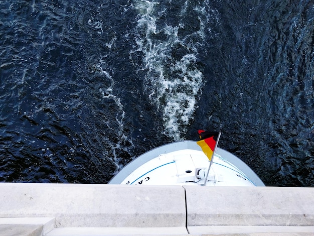 Erhöhte Ansicht des Bootes im Meer