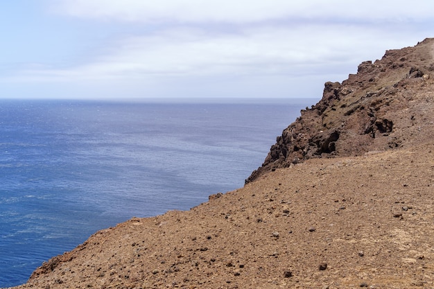 Erhöhte Ansicht des Meeres von einer Klippe. Ferner Horizont zwischen Meer und blauem Himmel. Gran Canaria. Europa,