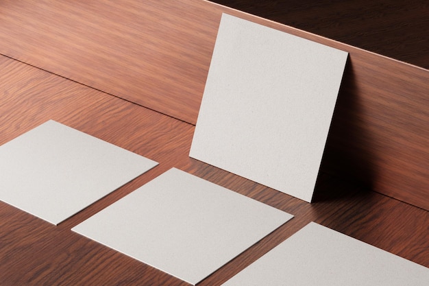Erhöhte Ansicht des Papiers auf dem Tisch