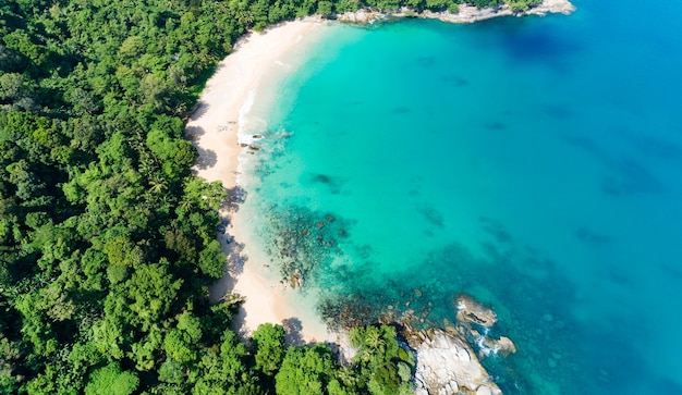 Erhöhte Ansicht Tropisches Meer mit Welle, die an der Küste und hohen Bergen in Phuket Thailand abstürzt Luftbild-Drohne von oben nach unten Erstaunliche Landschaft mit Blick auf die Natur Schöne Meeresoberfläche.