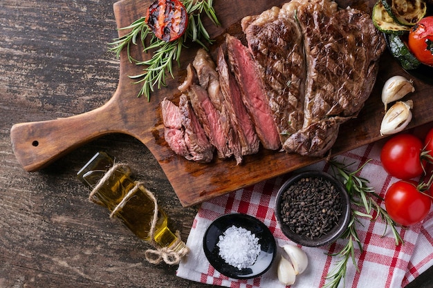 Erhöhte Ansicht von Fleisch auf Schneidebrett