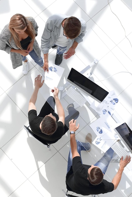 Erhöhte Ansicht von Geschäftsleuten am Tisch im Büro