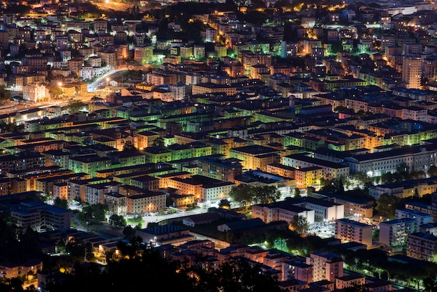 Erhöhte Dachspitzennachtansicht von La Spezia, Italien