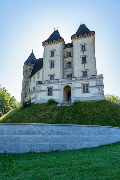 Erhöhte Fassade der mittelalterlichen Burg von Pau auf einem Hügel in Frankreich