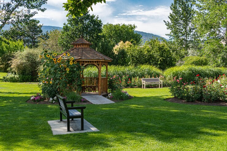 Erholungsgebiet mit Bänken und Holzpavillon unter blühenden Sonnenblumen