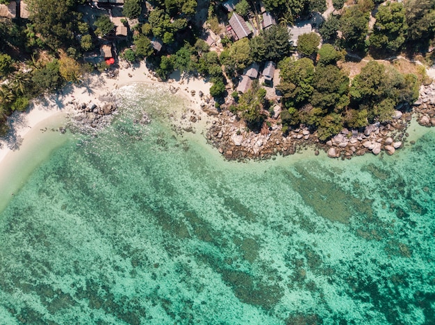 Erholungsort auf Hügel mit Korallenriff im tropischen Meer in lipe Insel